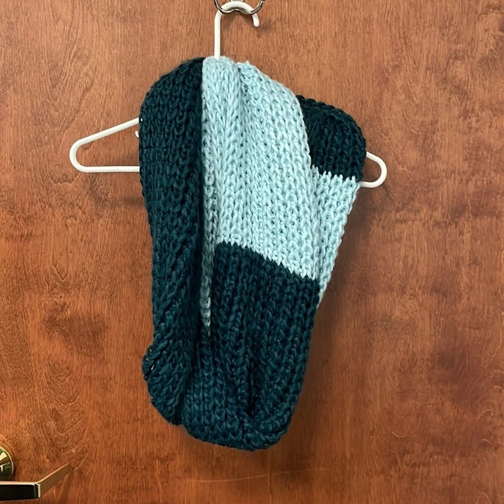LOFT two toned knit scarf